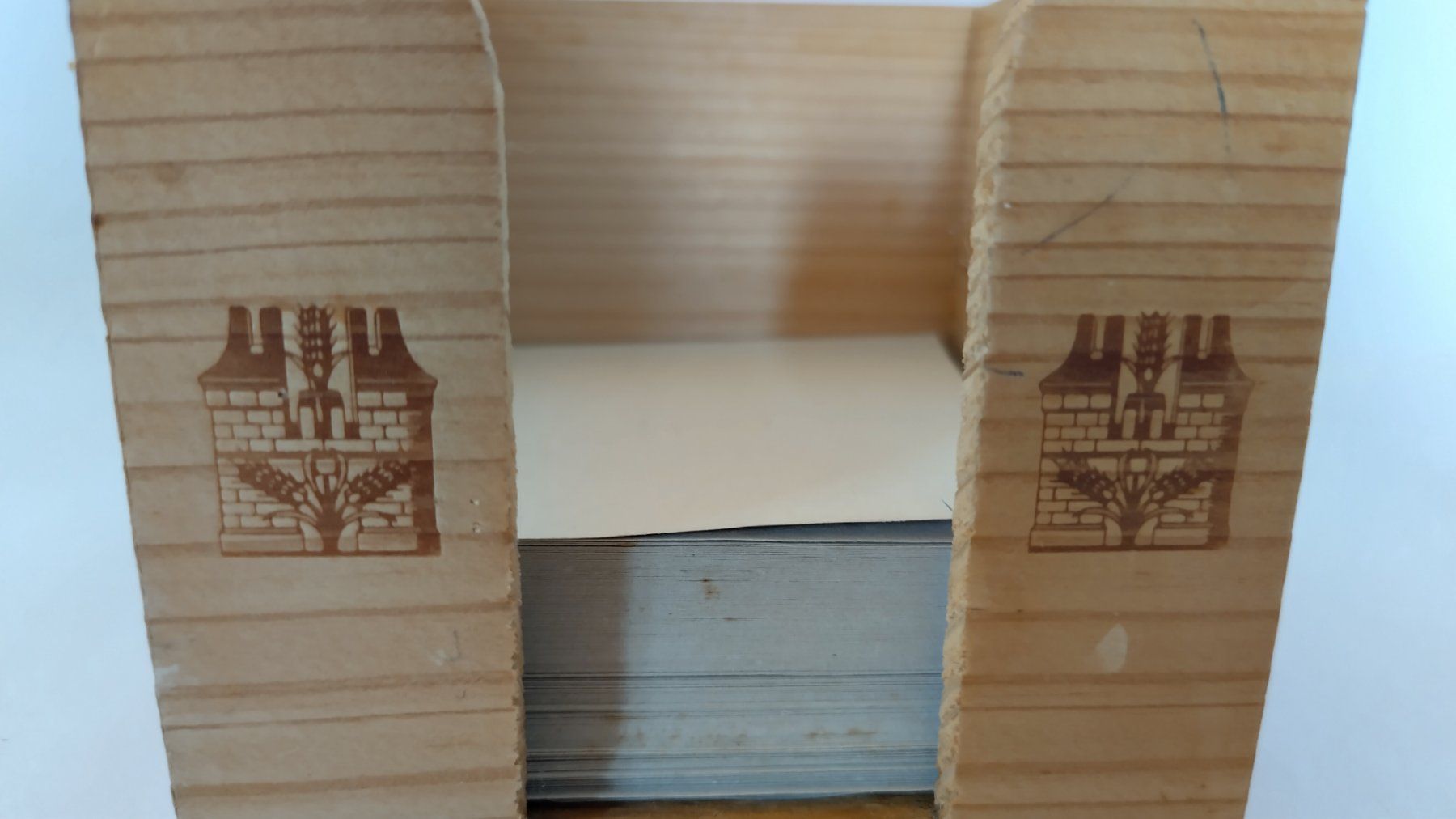 Toutes les décorations: Feldschlösschen Holzblockhalter mit kleinen Gebrauchsspuren – D'occasion à Bellach par JingleJerry 1