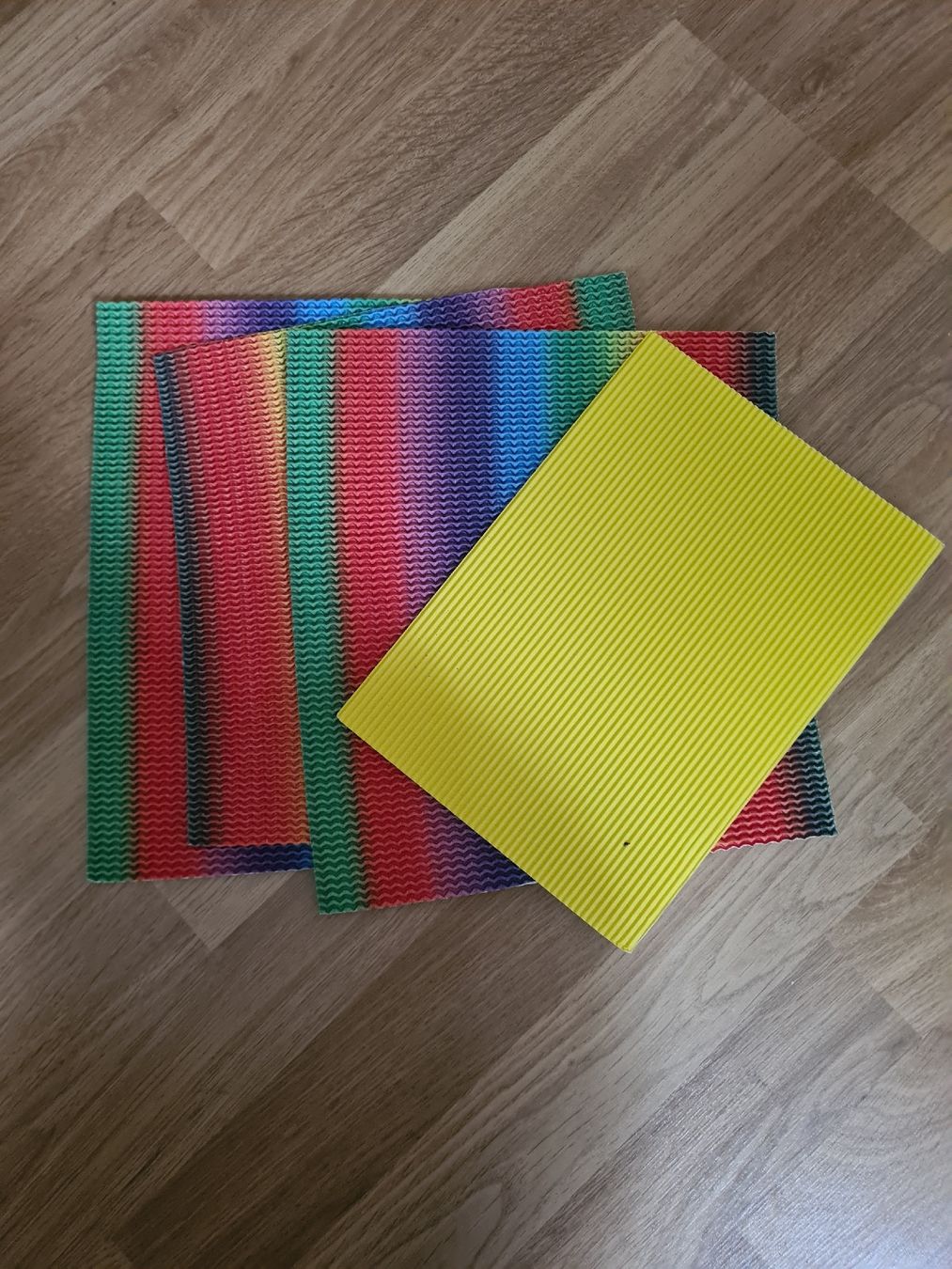 Kit bricolage: Bastelmaterial: Wellkarton, verschiedene Farben – Usato da Villmergen venduto da Conny_86