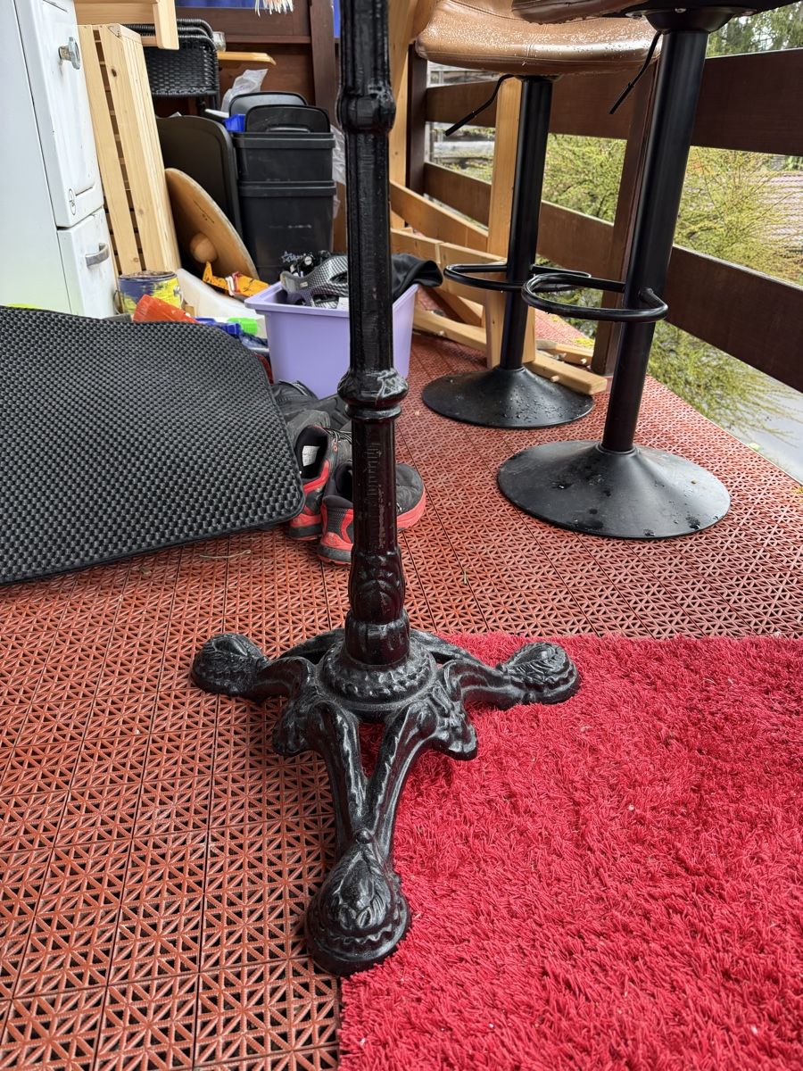 Tische: Bistrotisch mit Gusseisenfuss – Gebraucht aus Walde AG von Hanutta 2