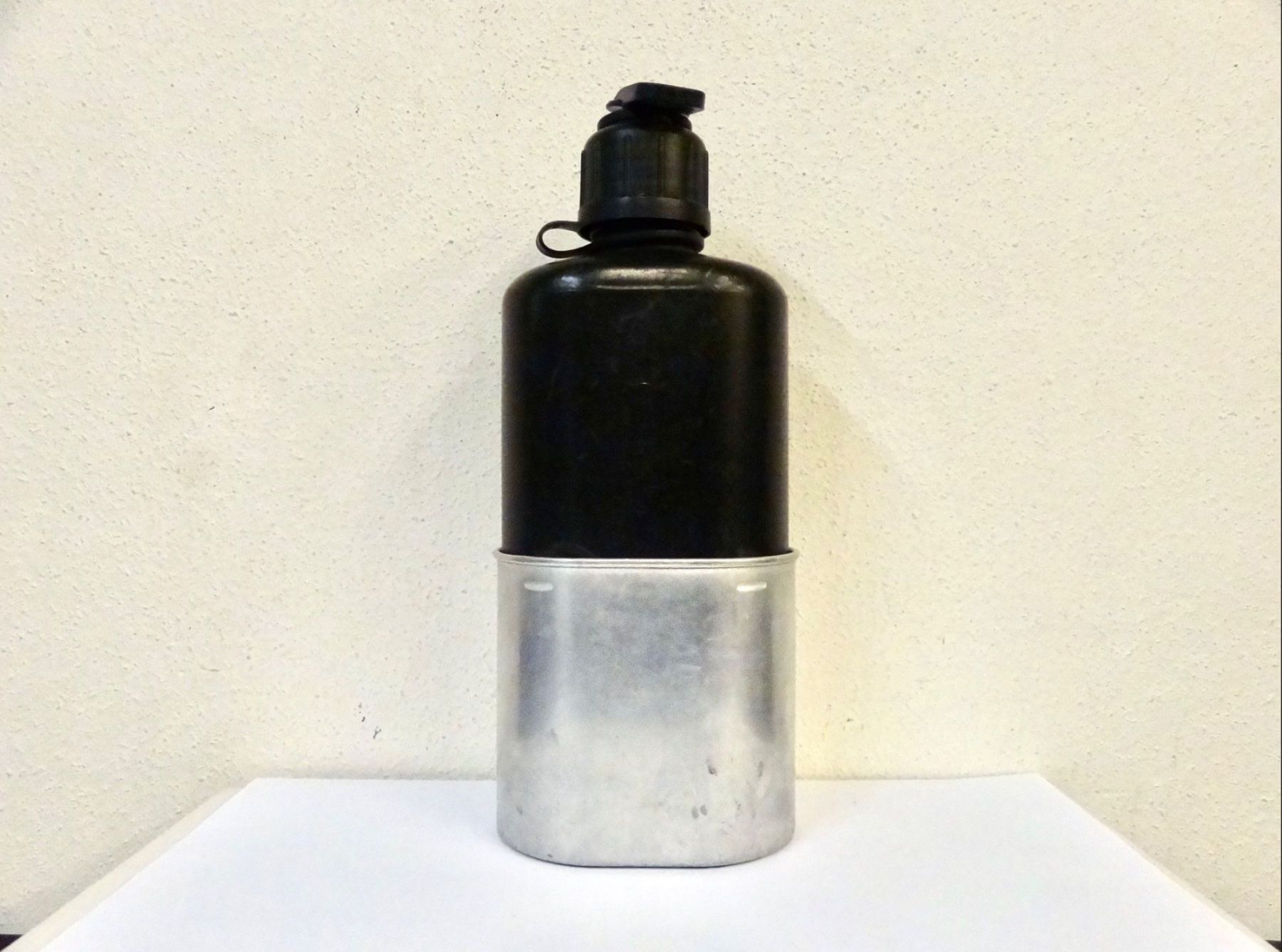 Schweizer Armee Attrezzatura & Pezzi di ricambio: Feldflasche mit Becher JE 1986 Schweizer Armee – Usato da Kerzers venduto da djstarsky73 3