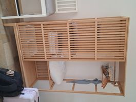 Offener Kleiderschrank aus Bambus mit Kleiderstange