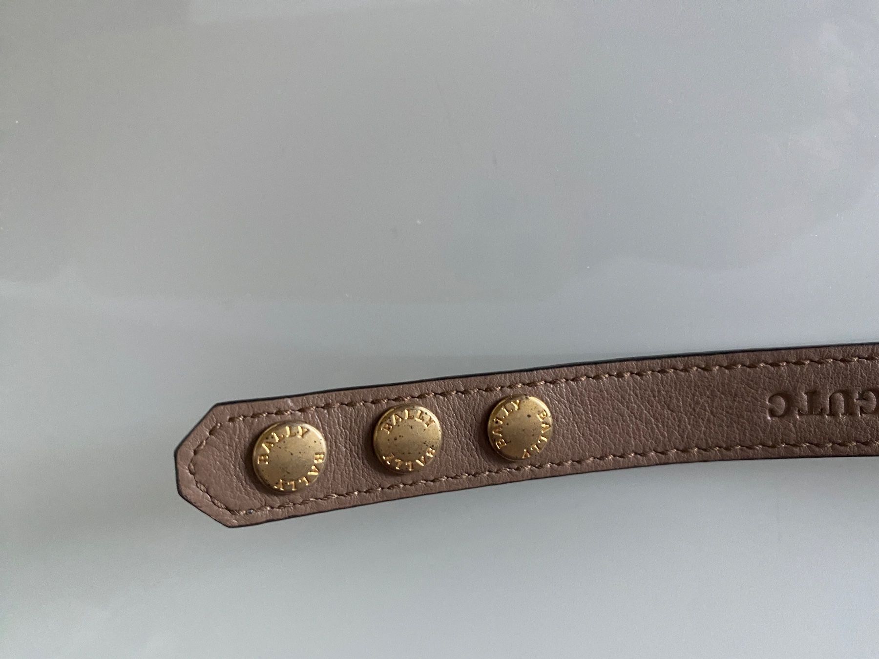 Bracciali & Braccialetti: Bally Leder Braslet mit Logoplakette 37 cm – Nuovo e nell'imballaggio originale da Volketswil venduto da praxis12 5