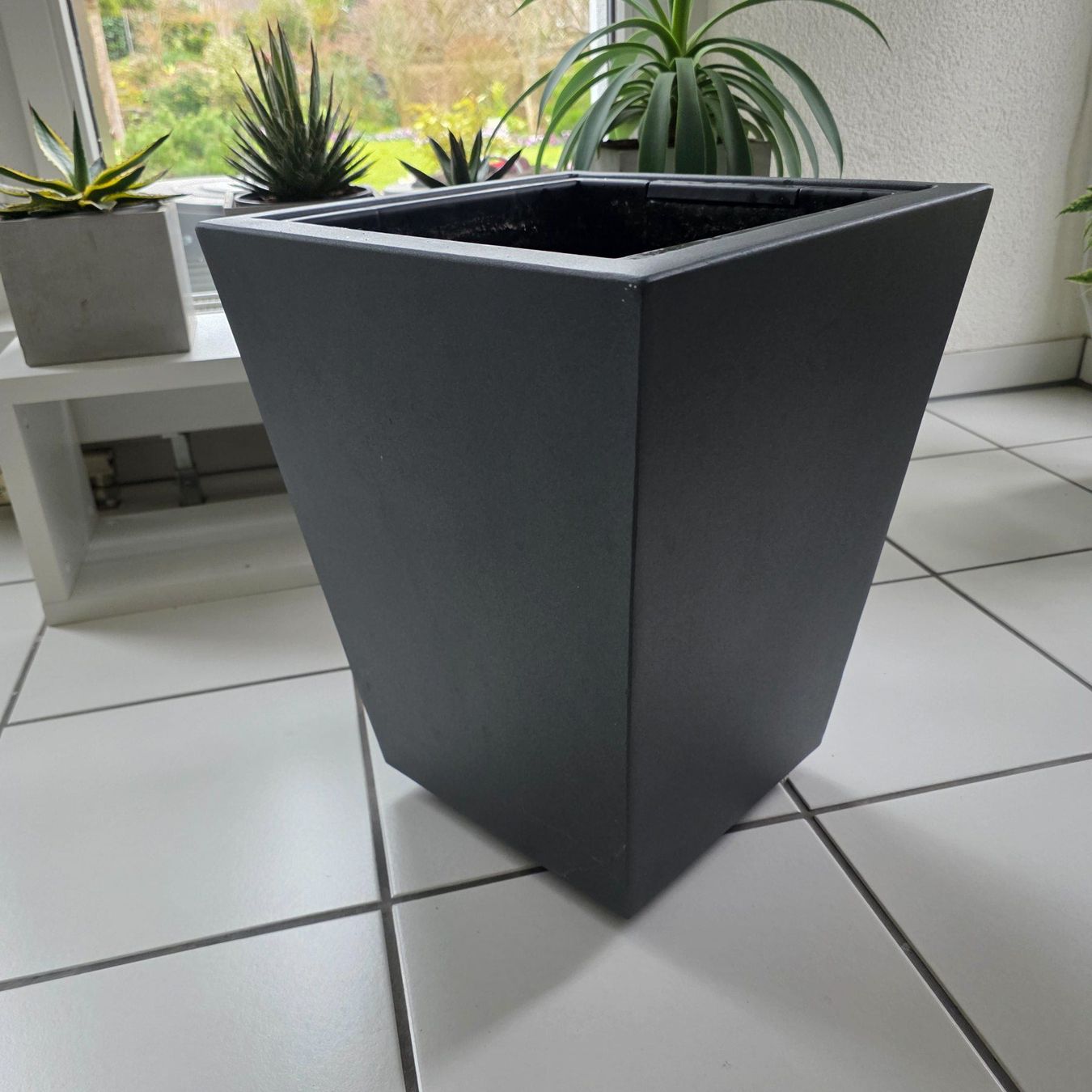Vasi per fiori: Pflanzgefäss anthrazit mit Rollen - Top Zustand! – Usato da Aesch BL venduto da eschti17