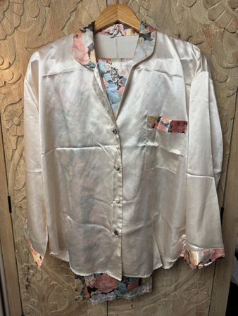 Schicker Satin Pyjama Zweiteiler Blumenmuster Gr. 40/42