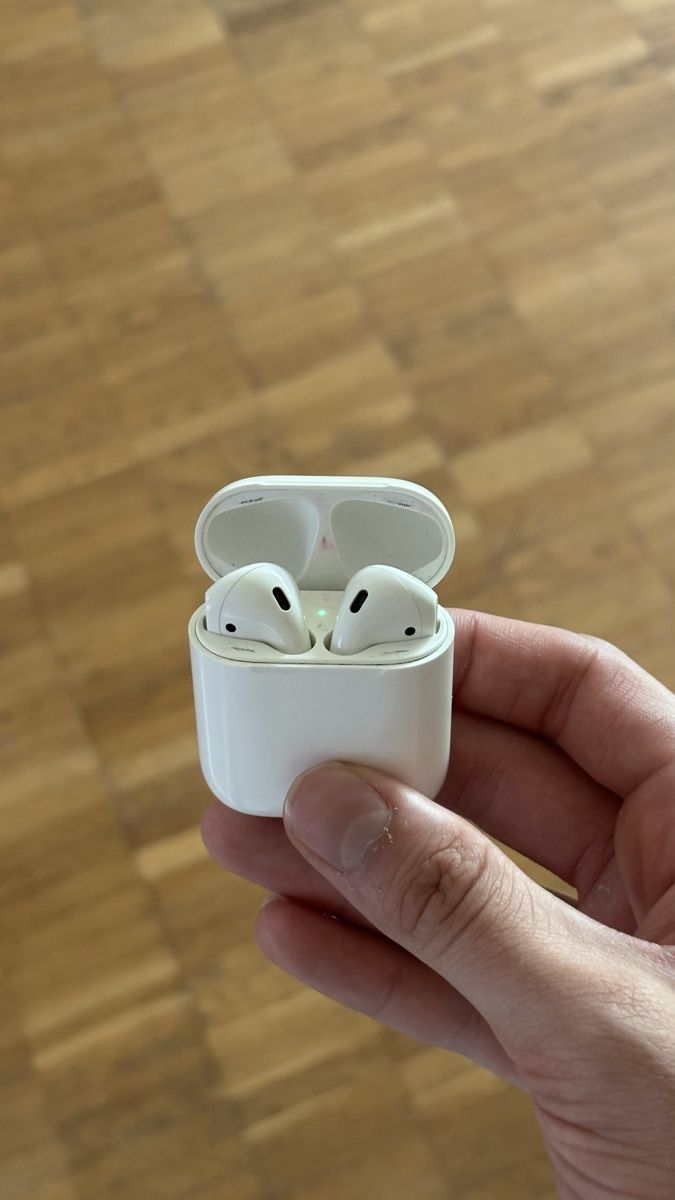 Apple Cuffie: Apple AirPods mit Ladecase – Usato da Bülach venduto da lau_58bf 3