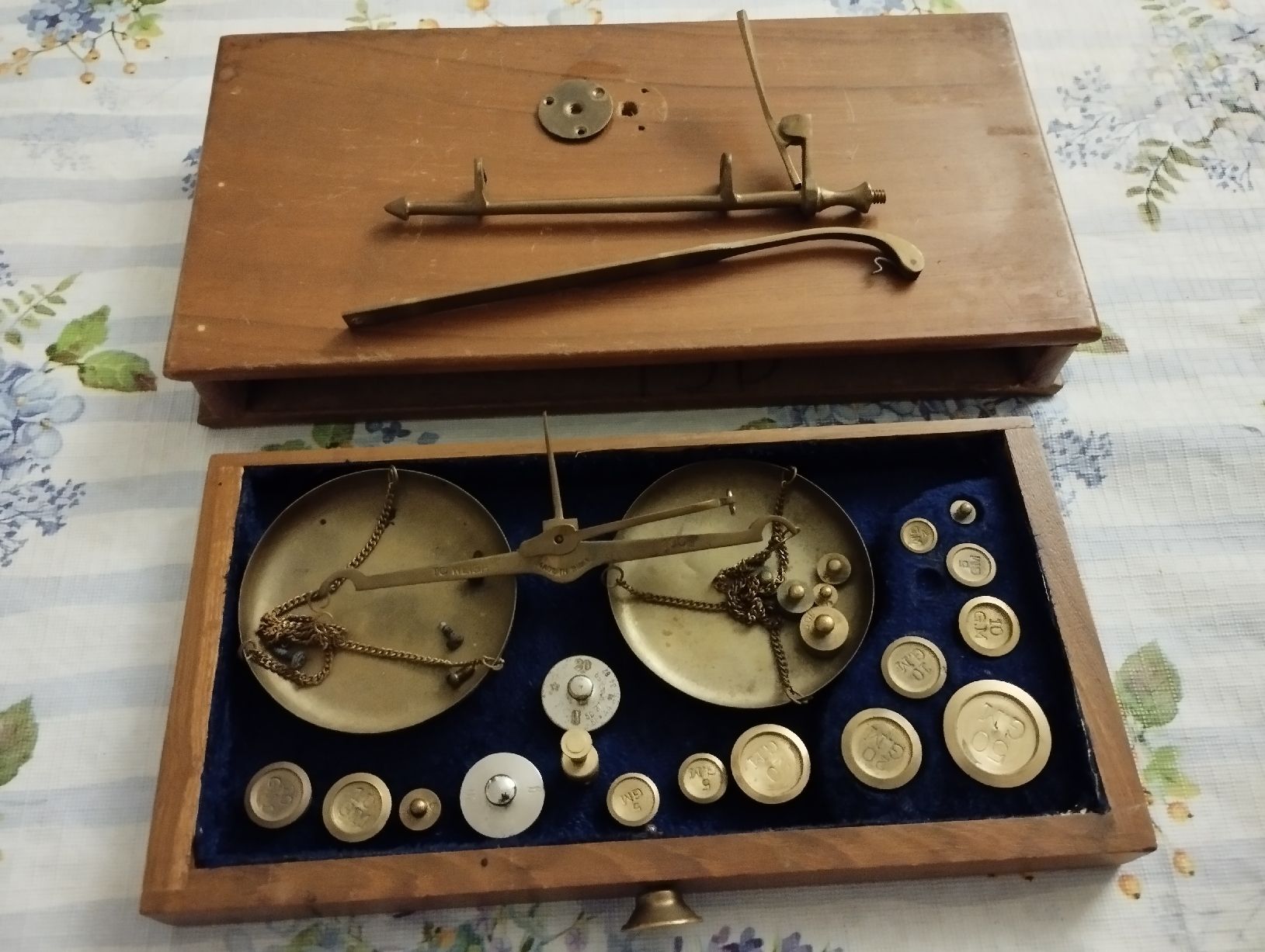 Bilance e pesi: Antike Messing-Präzisionswaage mit Gewichten – Usato da Ostermundigen venduto da Dinge1
