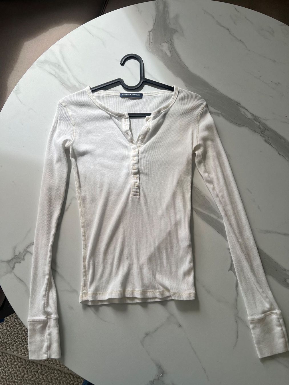 Brandy Melville Top: Henly Top Brandy Melville White – Nuovo (secondo la descrizione) da Ebmatingen venduto da Charliz