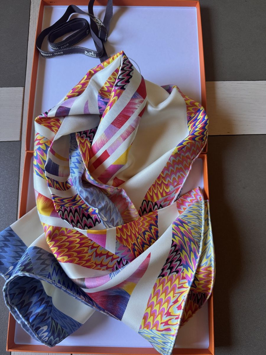 Hermès Foulard & Sciarpe: Hermès Marble 90 neuf, Robe du Soir  – Nuovo e nell'imballaggio originale da Genève venduto da Allisgood 2