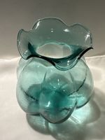 Aquamarinblaue Vintage Glasvase gewellter Rand 16 cm
