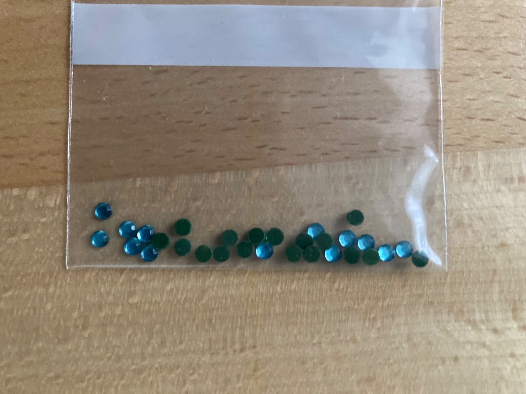 Perle (finte): Hotfix Strasssteine Hellblau 2,5 mm, 200 St – Nuovo (secondo la descrizione) da Erlach venduto da Schaliko 1
