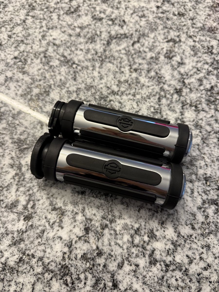 Harley-Davidson Tutti i ricambio per moto: Harley Davidson Lenkergriffe Chrome & Rubber gross – Usato da Bülach venduto da lor_72tg