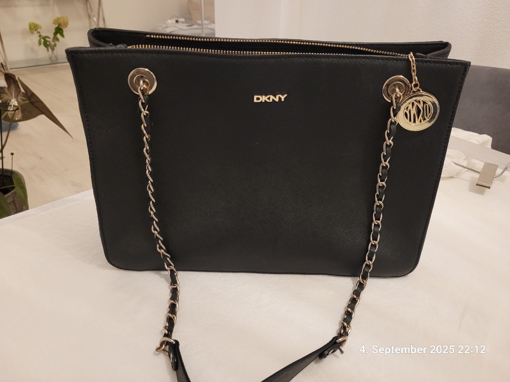 DKNY Taschen für Damen: DKNY Tasche mit goldenen Details – Gebraucht aus Bünzen von Milly32 1
