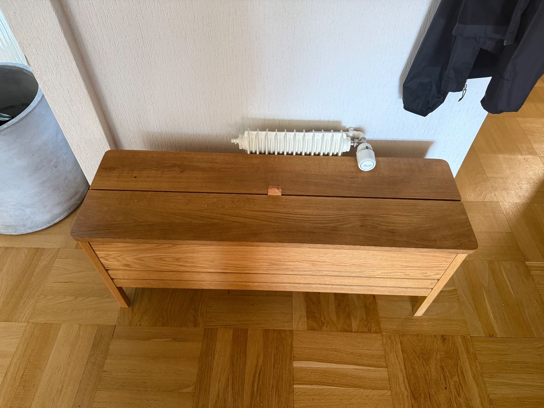 Panchine: Banc coffre Form & Refine en chêne – Usato da Chêne-Bougeries venduto da Margot_Orso 1
