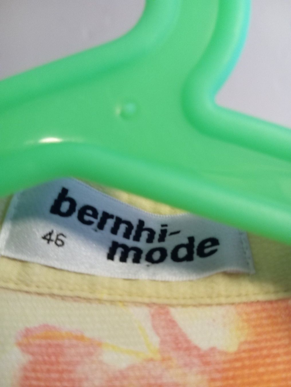 Blusen: Sommerliche Bluse Gr. 46, Bernhi-Mode, Blumenmuster – Gebraucht aus Brüttisellen von VideoGang 1