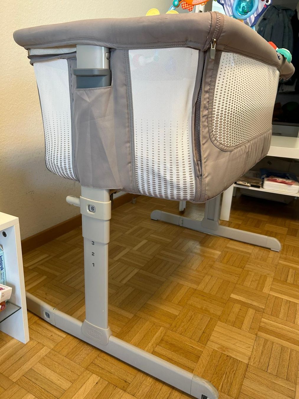 Chicco Lits: Beistellbett Chicco Next2Me Dream beige mit Spielbogen – D'occasion à Zürich par rog_s96c 1