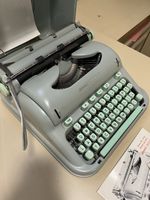 Schreibmaschine Hermes 3000 mit Koffer und Unterlagen