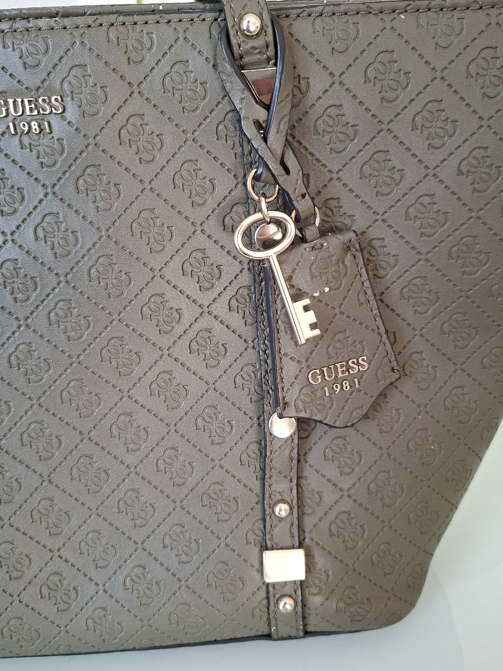 Guess Taschen für Damen: Sac à main Guess kaki à motif - – Gebraucht aus Renens VD von ser_j2fn 2