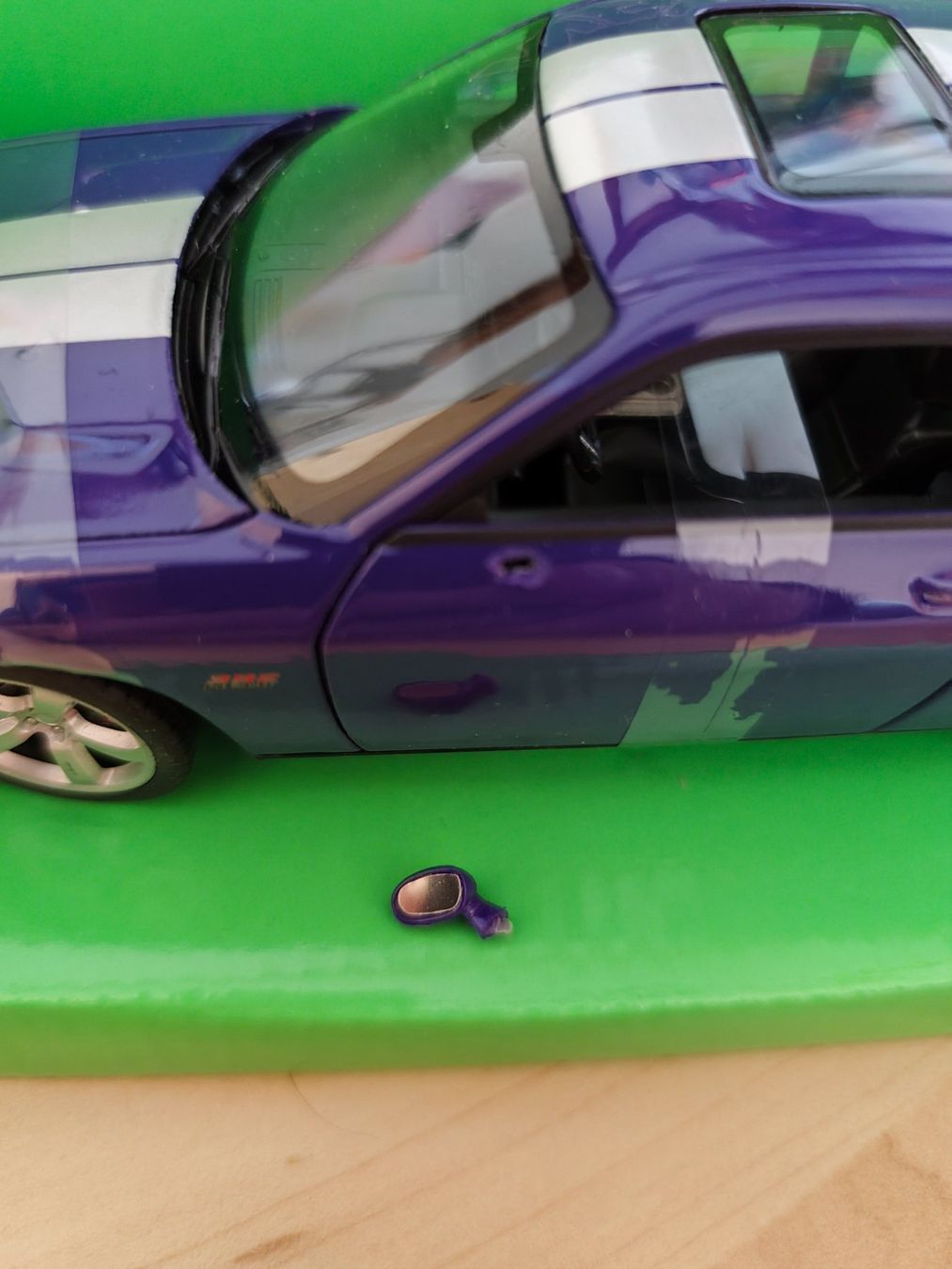 Welly Modellini d'auto: Dodge Challenger SRT Phase I 2008-2014 violett met. / silber – Difettoso da Gerlafingen venduto da gschaerer 2