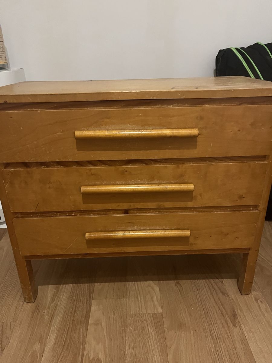 Cassettiere: Vintage Holz-Kommode mit 3 Schubladen – Usato da Zürich venduto da chr_cb9b