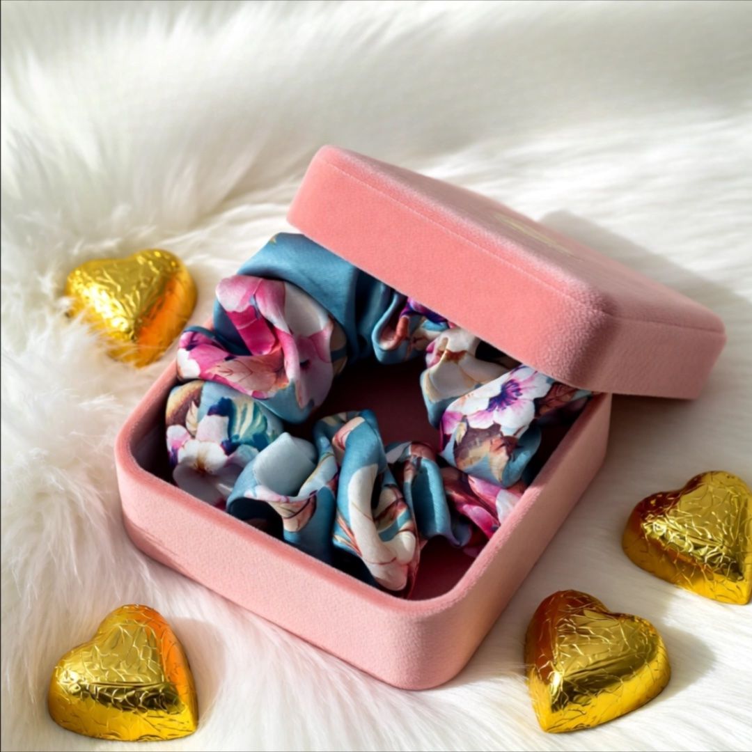 Accessori per capelli: Seide Floral Scrunchie - Handgemachtes Seide Haargummi -Neu! – Nuovo e nell'imballaggio originale da Vals venduto da ABA-Atelier 4