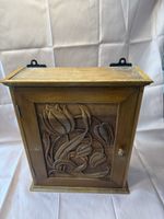 Altes Wandschränkchen mit Tulpenmotiv, Jugendstil-Art
