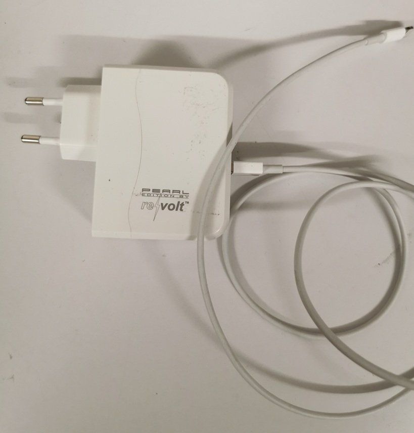 Caricabatterie: 4 - fach USB - Stecker von revolt inkl. Kabel – Usato da Wilen b. Wollerau venduto da morethanmusic 1