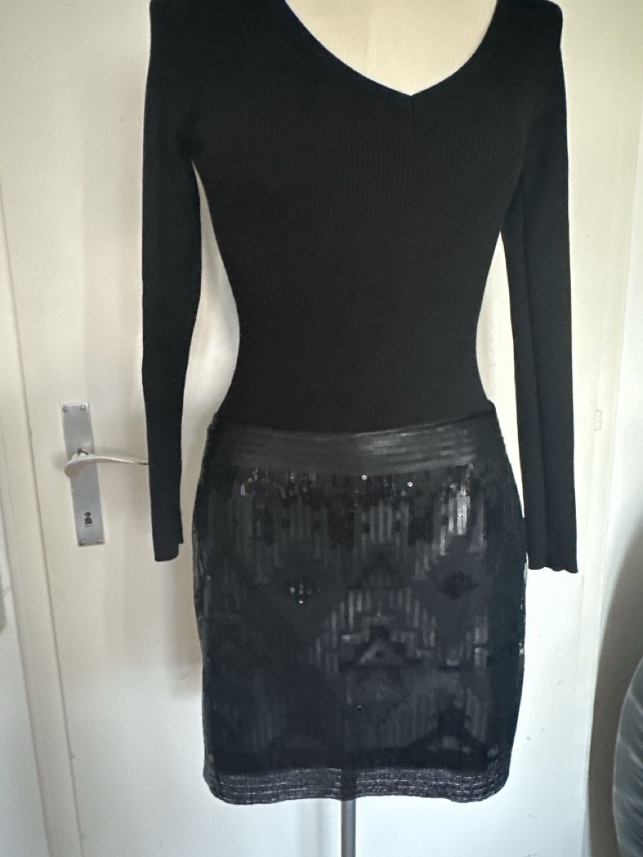 Kookai Gonne: Jupe Kookai courte à sequins noire taille 40 – Usato da lausanne venduto da Bigmama777