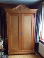 Schrank aus Massivholz