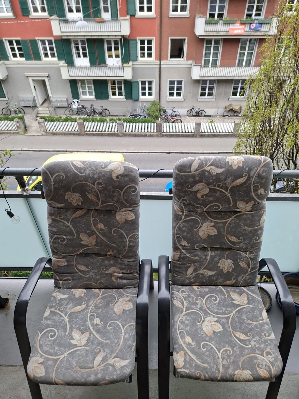 Sedie: 2 Balkon-/Gartenstühle mit Auflagen – Usato da Bern venduto da Flows4444