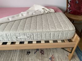 Lit simple 90x200 cm avec matelas, parfait pour étudiant
