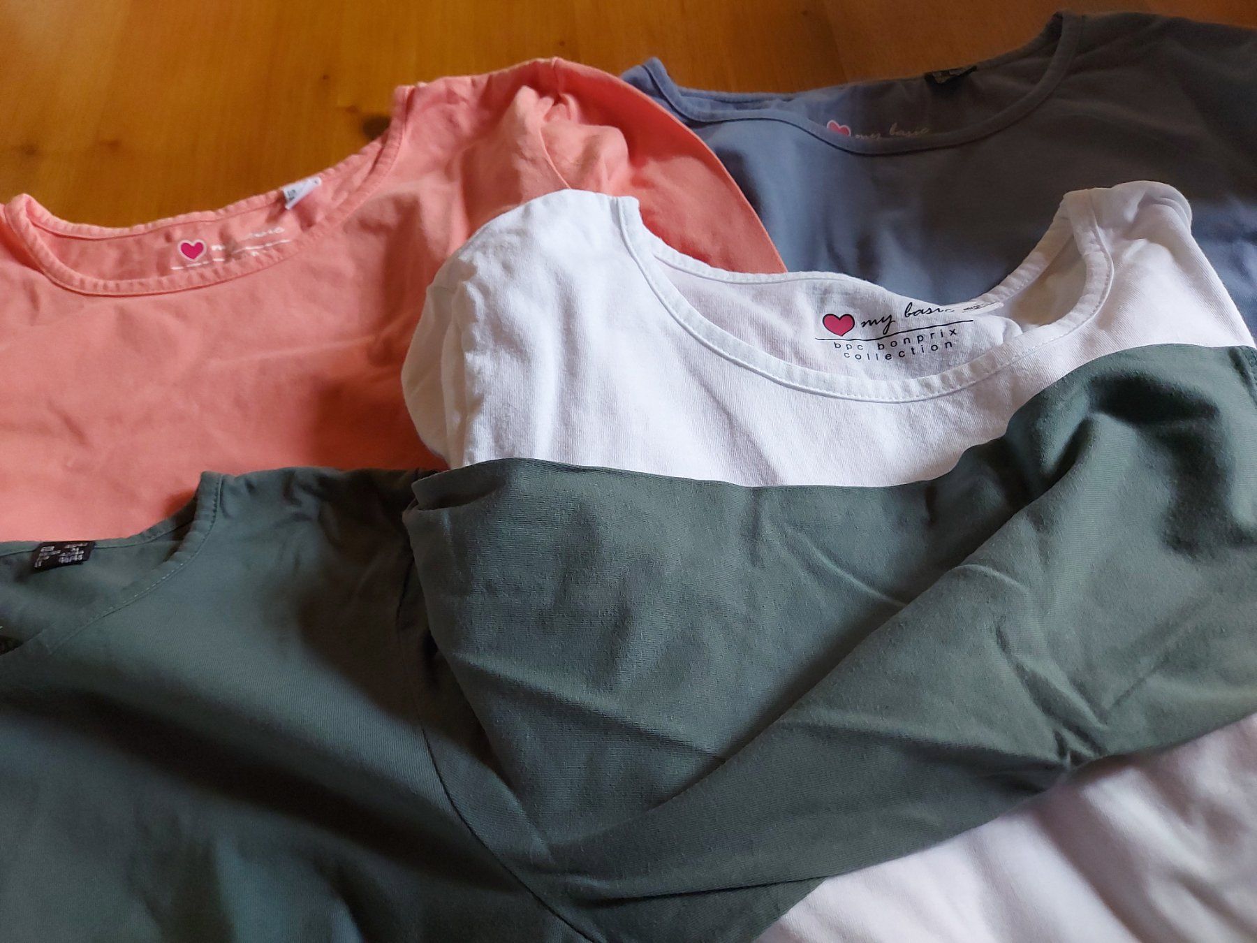 T-shirt: 4 t shirt grösse M, 3/4tel arm – Nuovo (secondo la descrizione) da Winterthur venduto da chimischimi 1
