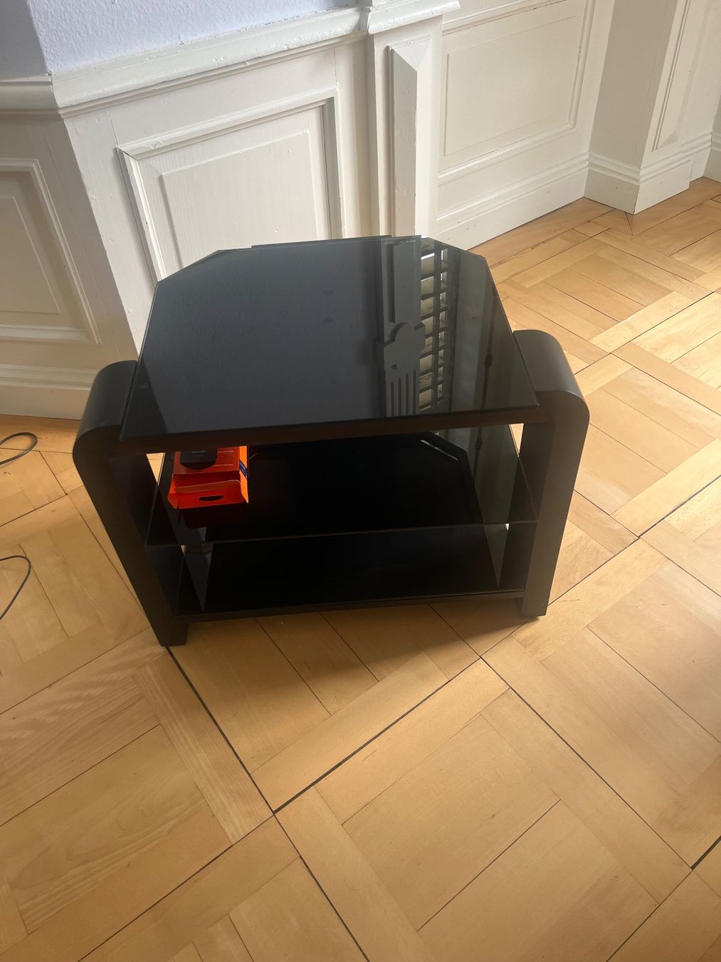 Mobili TV: Black glass tv stand – Usato da Wädenswil venduto da dm1_m5rz 4