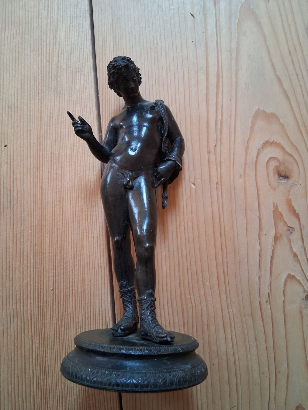 Figuren: Bronzefarbige Figur auf Sockel – Gebraucht aus Lengnau von robinie02