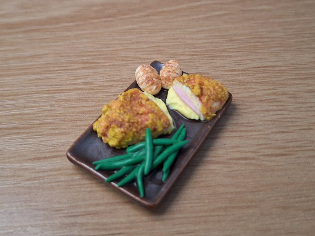 Maisons & Meubles de poupées: Cordon Bleu mit Bohnen, Handgemacht, Keramik Teller – Neuf (Voir description) à Zürich par HandmadeTinyFood 3