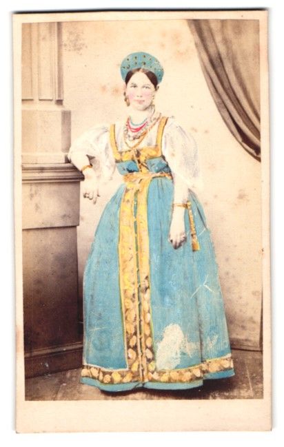 Fotografie & Manifesti: Fotografie Schauspielerin in traditionel – Usato da Berlin venduto da bartko-reher
