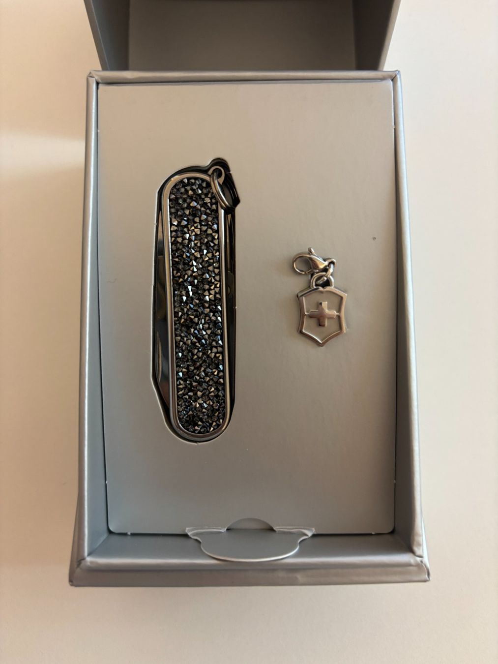 Coltelli tascabile: Classic Brilliant Crystal Victorinox – Nuovo e nell'imballaggio originale da Birrwil venduto da Hopsasa 2