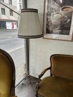 Stehlampe mit Plissee-Schirm, warmes Licht für gemütliche Ab