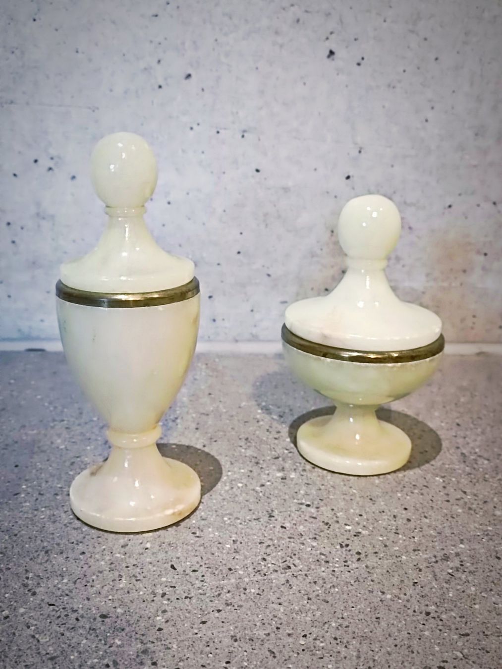 Tutte le decorazioni: Ein Paar antike Alabasterbecher – Usato da Aarau venduto da PlaninaVintage 2