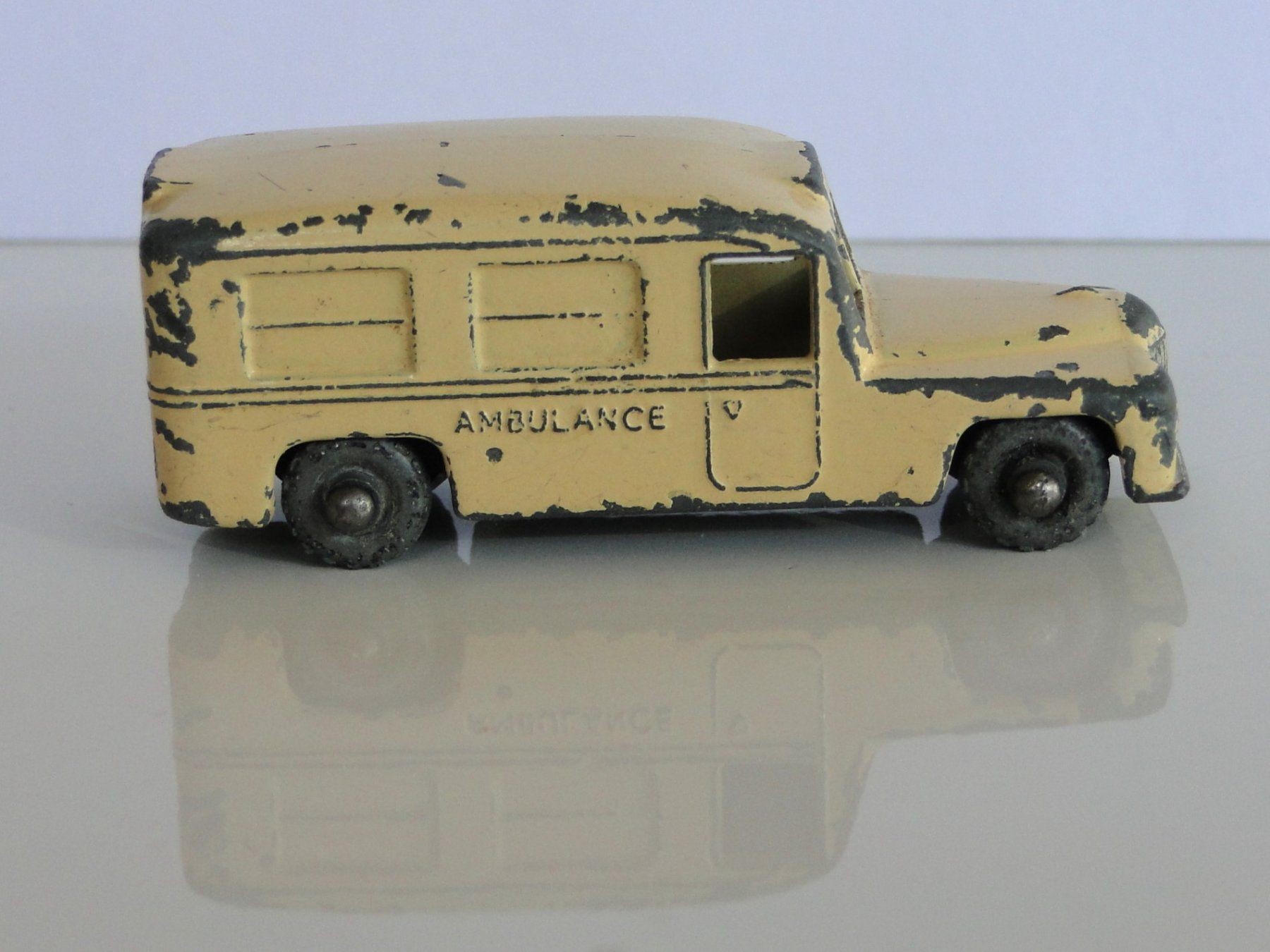Matchbox Modellini d'auto: MATCHBOX LESNEY - Daimler Ambulance, Nr. 14 – Usato da Killwangen venduto da cyrano56 3
