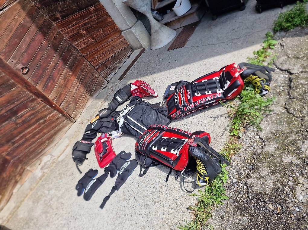Schutz & Schoner: Équipement seniors hockey – Gebraucht aus Villaz-St-Pierre von Rubytys