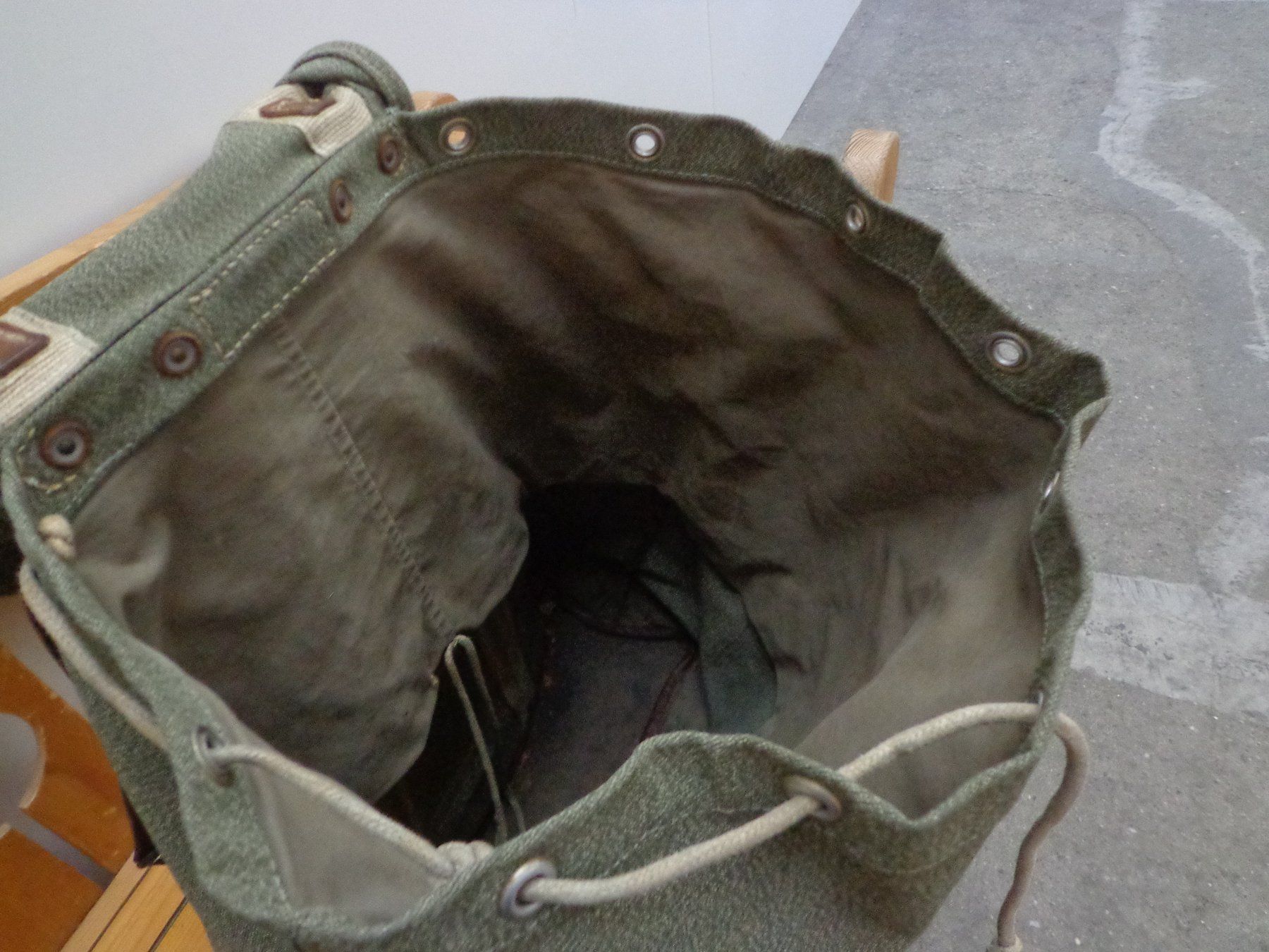 Schweizer Armee Rucksäcke: Alter Militärrucksack mit Brotsack – Gebraucht aus Zofingen von schmidi67 5