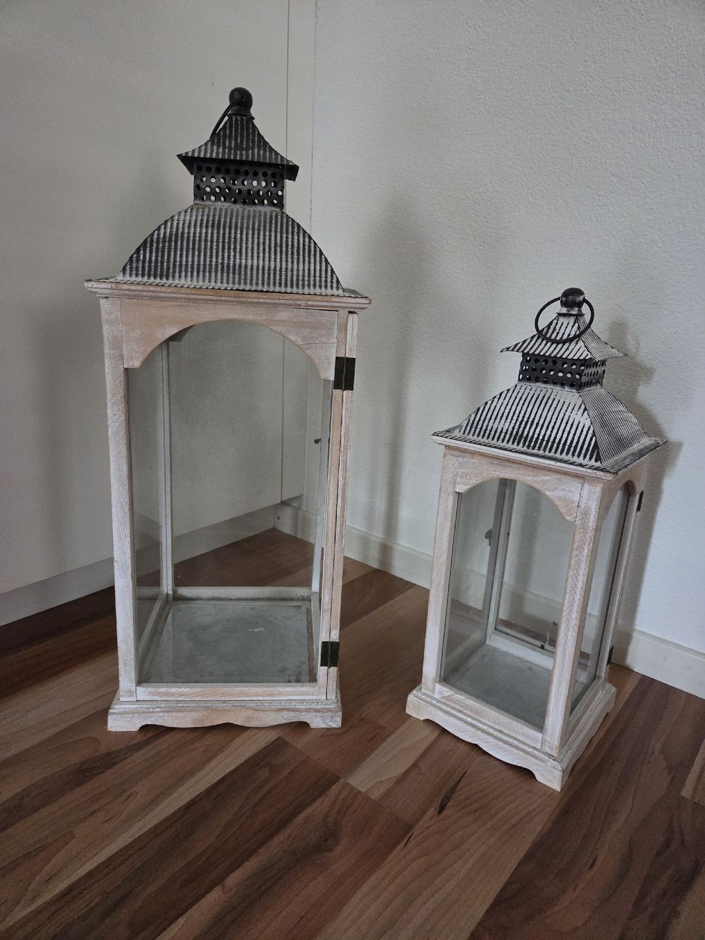 Laternen: 2 Windlichter Laternen Holz Metall weiss – Gebraucht aus Hittnau von SirKahn
