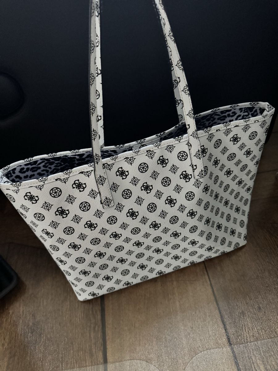 Guess Borse: Guess Handtasche weiss/schwarz Logo Muster – Usato da Dornach venduto da MonaFundgrube 1