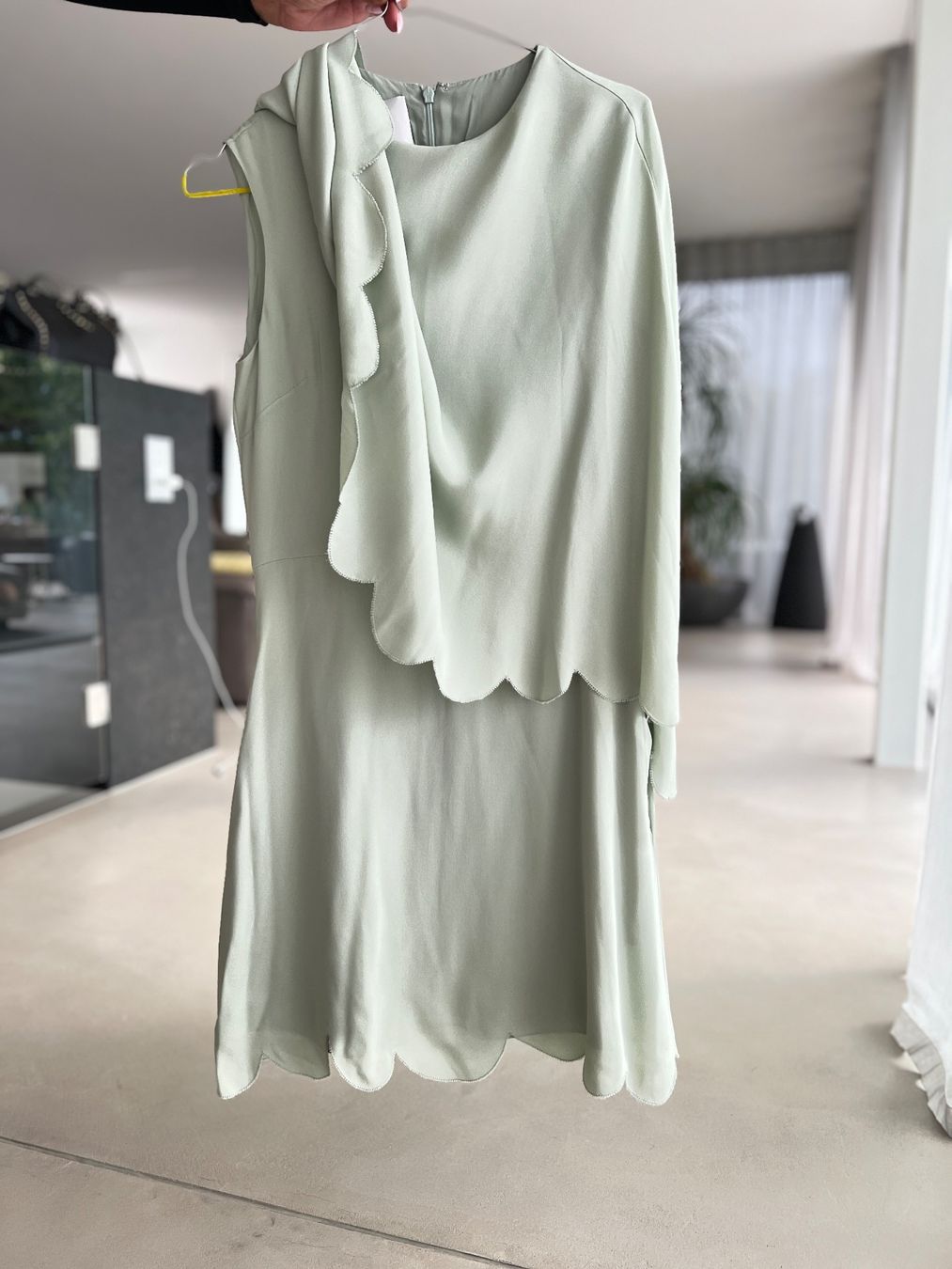 Valentino Vestiti: Wunderschönes VALENTINO Seiden-Cape-Kleid – Usato da Schaan venduto da Poltera 2