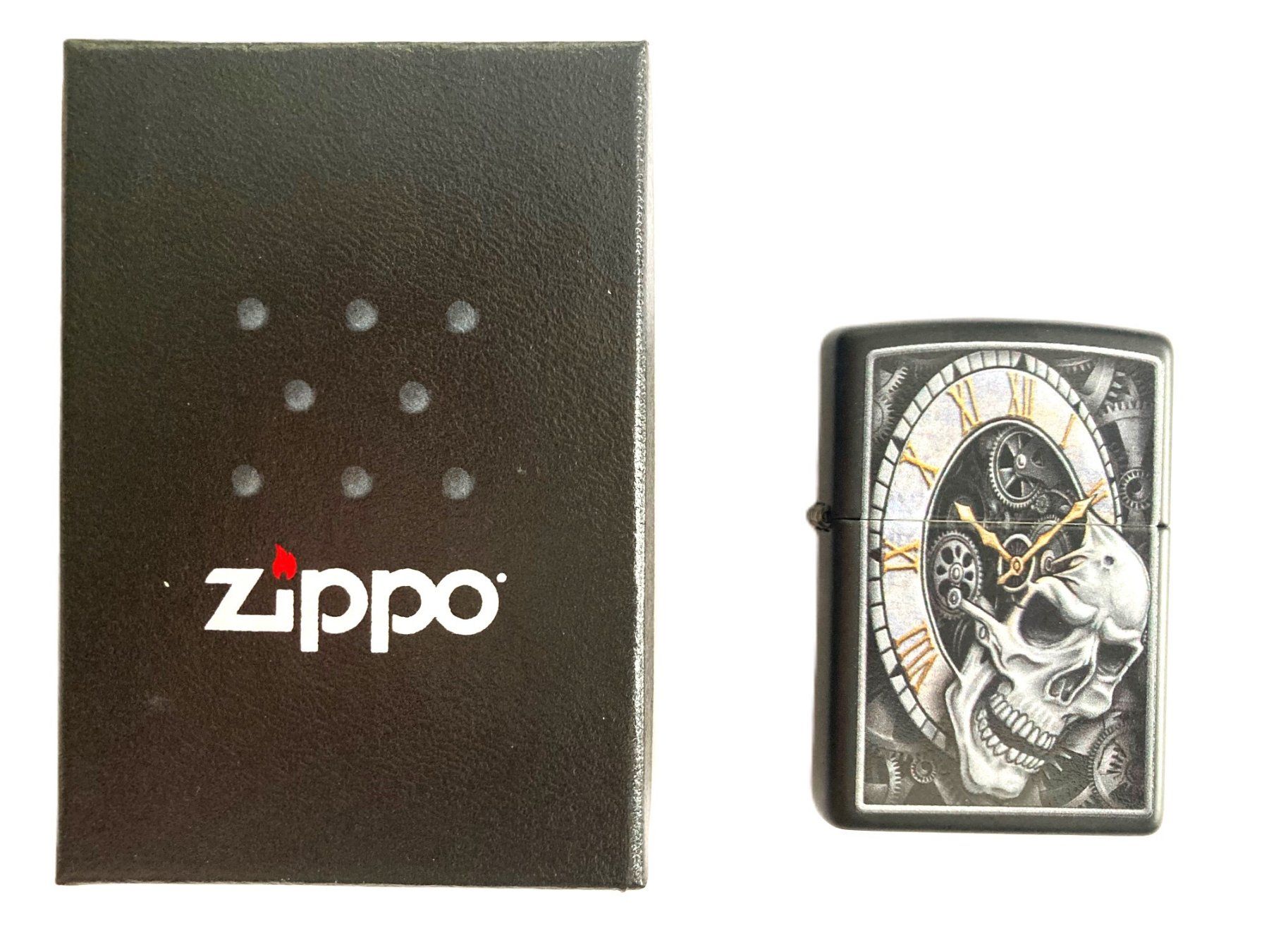 Zippo Feuerzeuge: Zippo Skull Clock – Neu und originalverpackt aus Menziken von Beguan