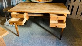 Schöner Holztisch / Schreibtisch /Pult