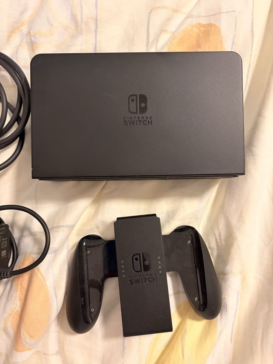 Nintendo Konsolen: Nintendo Switch OLED mit Schutzhülle – Gebraucht aus Roggwil TG von Cernix 2