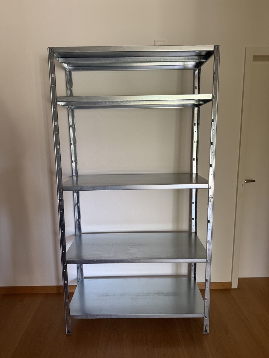 Regale: Stabiles Metallregal – Gebraucht aus Zürich von sha_m5hl