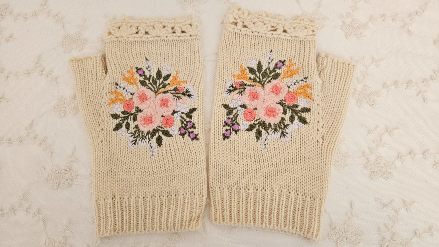 Sonstige Kleidung & Accessoires: Gestrickte Stulpen mit Blumenmuster Gr. M Beige Handschuhe – Neu und originalverpackt aus Gossau ZH von fashiontwo 1