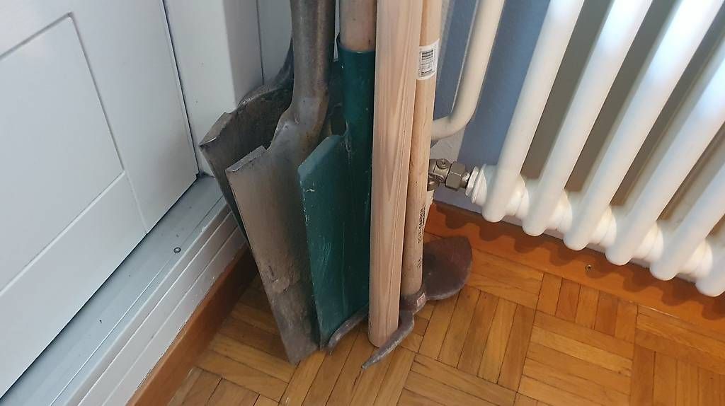 Tutti gli attrezzi: Outils jardin - Pelles et serfouette – Usato da Mont-sur-Rolle venduto da Bad_Food